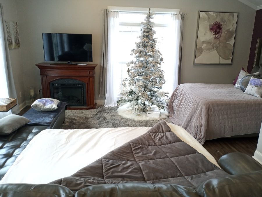 <p>Christmas for 4 at the Cottage with  Fireplace and Tree</p>